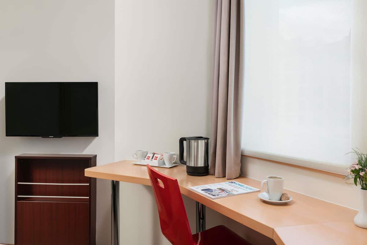 Ropa de cama de alta calidad y caja de seguridad en la habitación