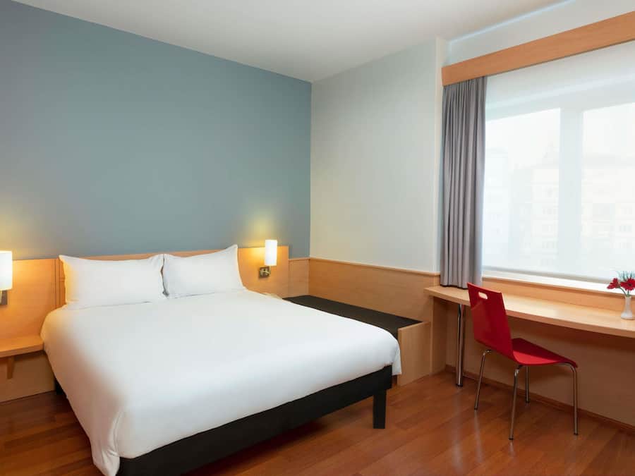 Roupas de cama premium, cofres nos quartos, escrivaninha