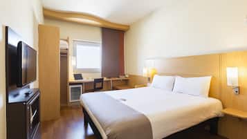 Ropa de cama de alta calidad y caja de seguridad en la habitación