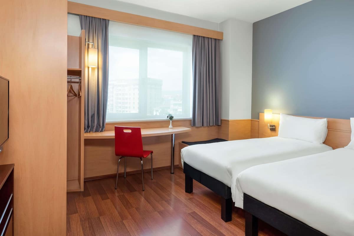 Quarto, 2 camas de solteiro | Roupas de cama premium, cofres nos quartos, escrivaninha