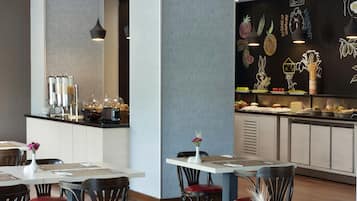 Desayuno buffet diario (EUR 9.5 por persona)