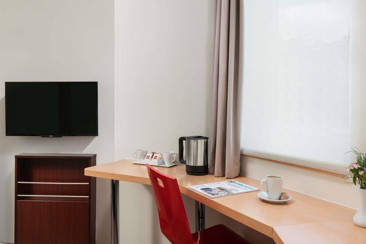 Premium bedding, in-room safe, desk, soundproofing
