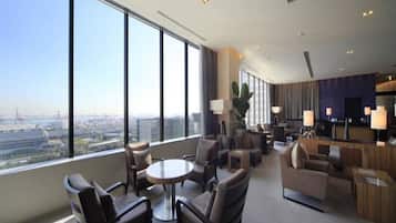 供应早餐、午餐和晚餐