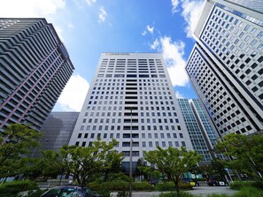 A high-rise hotel building with a modern architectural design, featuring a prominent sign at the top. - SOTETSU GRAND FRESA Shinagawa Seaside (Tokyo)
