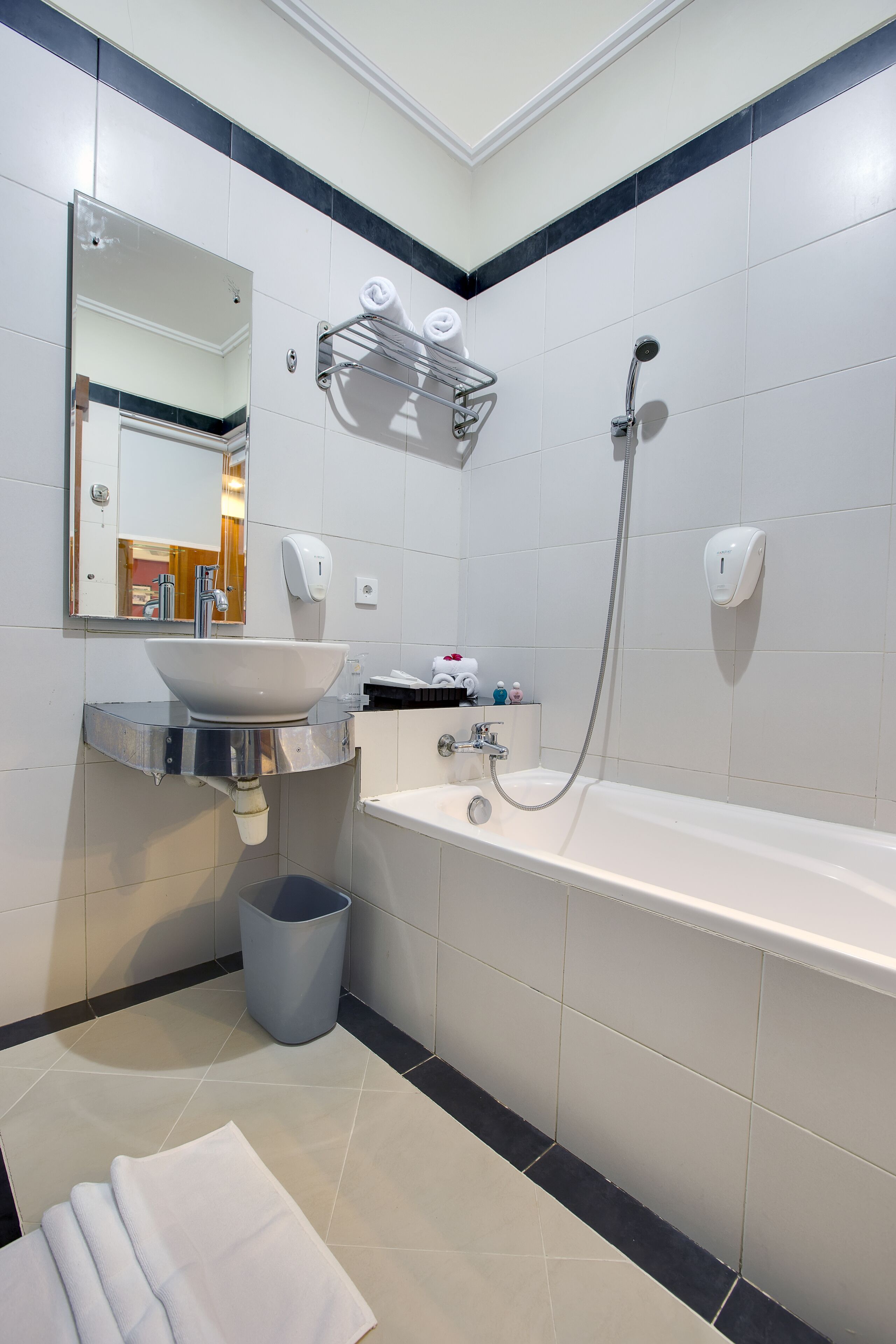 deluxe double room (day bed) | bathroom | free toiletries, hair dryer, towels