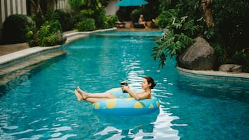 2 outdoor pools, pool umbrellas