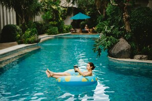 2 つの屋外プール、プール パラソル