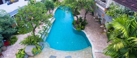 2 kolam renang outdoor, dengan payung kolam renang dan kursi berjemur