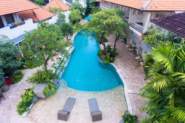 2 hồ bơi ngoài trời, dù/ô trên bãi biển/hồ bơi