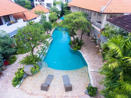 2 outdoor pools, pool umbrellas