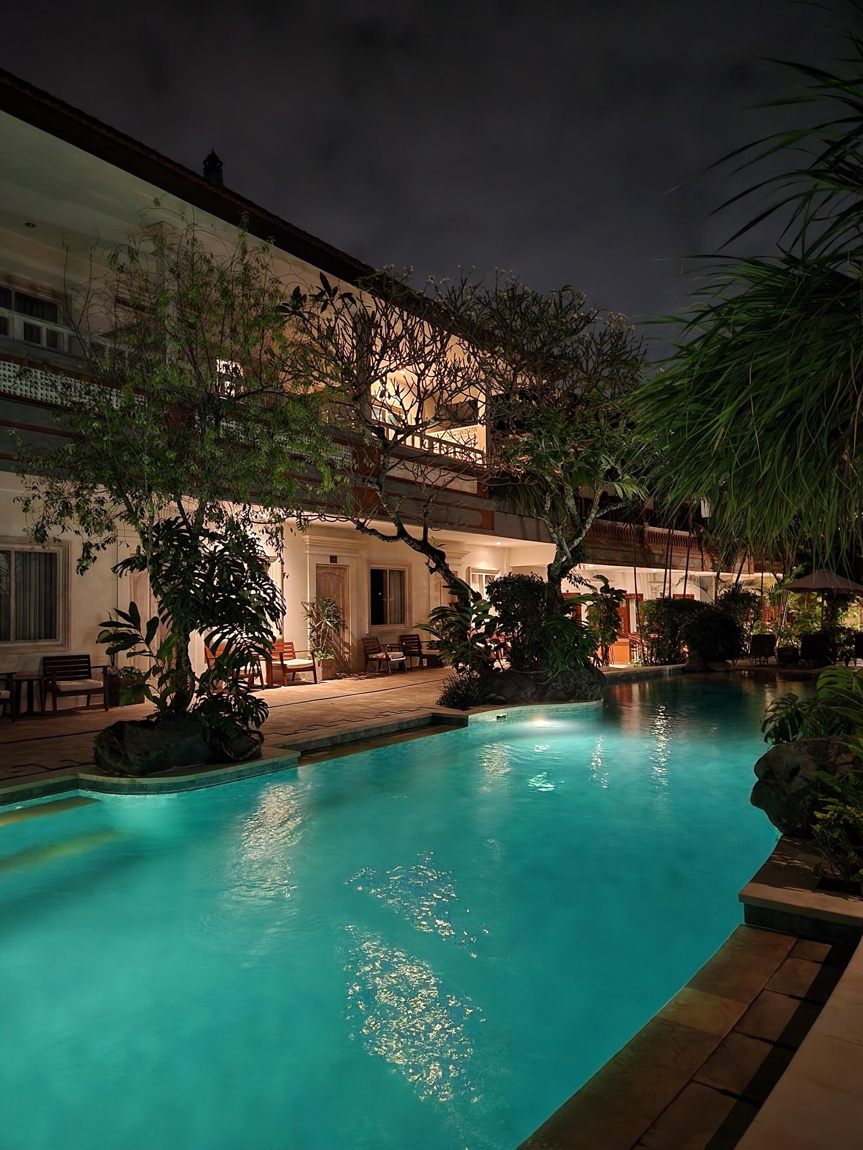 2 utendørsbassenger og bassengparasoller