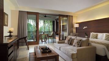 Junior Suite, Pool View | Minibar, in-room safe, desk, blackout drapes