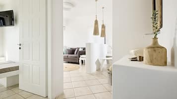 Suite Deluxe, 1 habitación, vista al mar (Pearl) | Área de sala de estar | Televisión LCD de 32 pulgadas con canales vía satélite y televisión