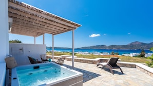 Un jacuzzi con vistas al mar y a las montañas.
