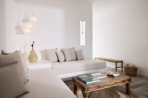 Suite Deluxe, 1 habitación, vistas parciales al mar | Sábanas de algodón egipcio, ropa de cama de alta calidad, caja fuerte