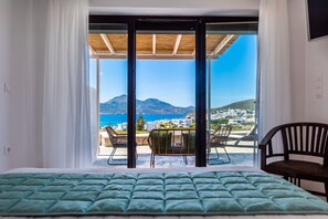 Egyptian cotton sheets, premium bedding, in-room safe, soundproofing - Santa Maria Village (Milos)