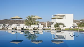 Dobbeltrom, terrasse, bassengutsikt | Utendørsbasseng | Sesongbasert utendørsbasseng, bassengparasoller og solsenger