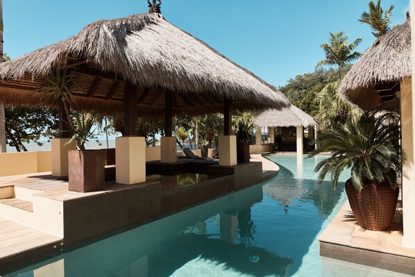 Outdoor spa tub - Sea Change Beachfront Apartments (Trinity Beach)