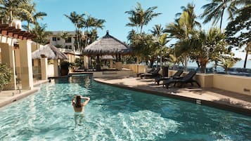 Piscine extérieure, parasols de plage, chaises longues