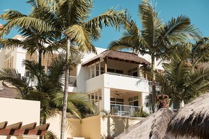 Property grounds - Sea Change Beachfront Apartments (Trinity Beach)