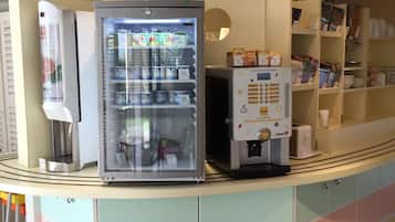 Eine Selbstbedienungsgetränkestation mit Kühlvitrine und Kaffeeautomat.