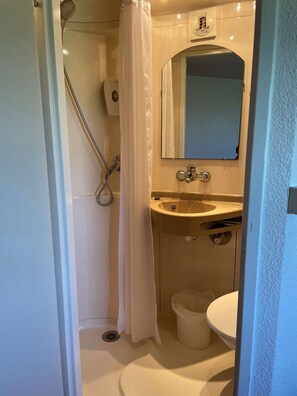 Shower, eco-friendly toiletries, towels - Première Classe Metz Nord - Sémécourt (Feves)