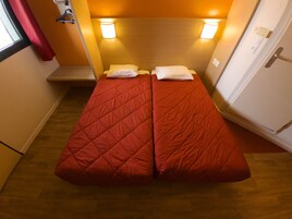 Quarto standard, 2 camas de solteiro | Escrivaninha, Wi-Fi de cortesia, roupa de cama