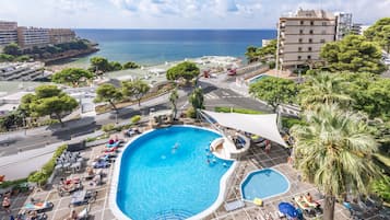 Outdoor pool, sun loungers