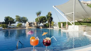 Piscina a l'aire lliure i gandules