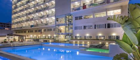 Outdoor pool, sun loungers