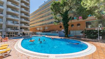 Outdoor pool, pool loungers