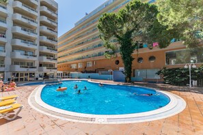 Outdoor pool, pool loungers - Aparthotel Almonsa Platja (Salou)