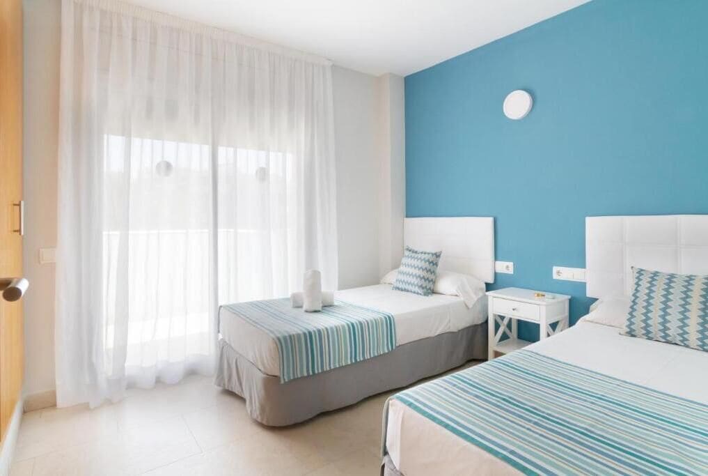 1 habitación, caja de seguridad en la habitación y cunas 