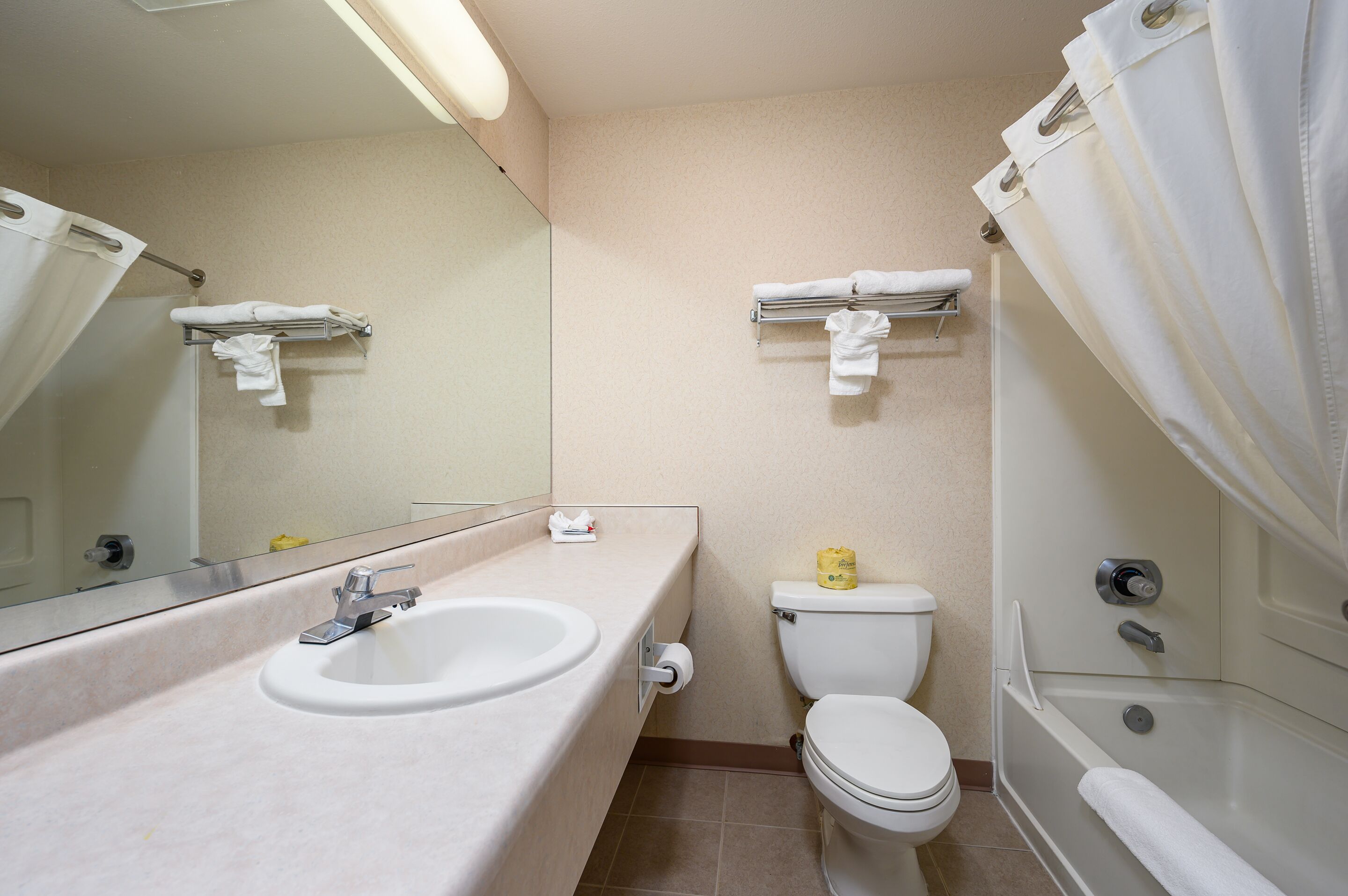 Ein Badezimmer mit Waschbecken, Toilette und Badewanne.