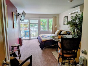 Decoración personalizada, muebles diferentes y cortinas blackout