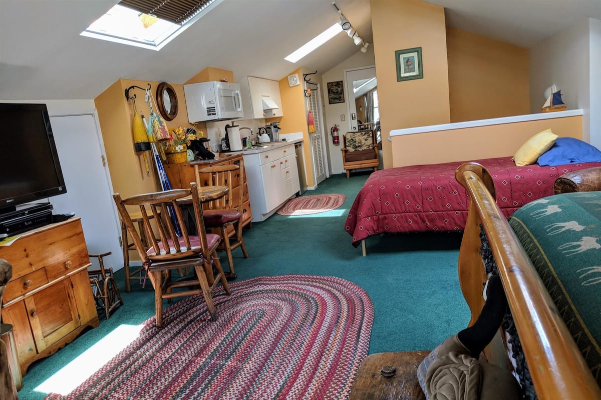 Maine Woods | Blackout drapes, soundproofing, iron/ironing board, WiFi (free)