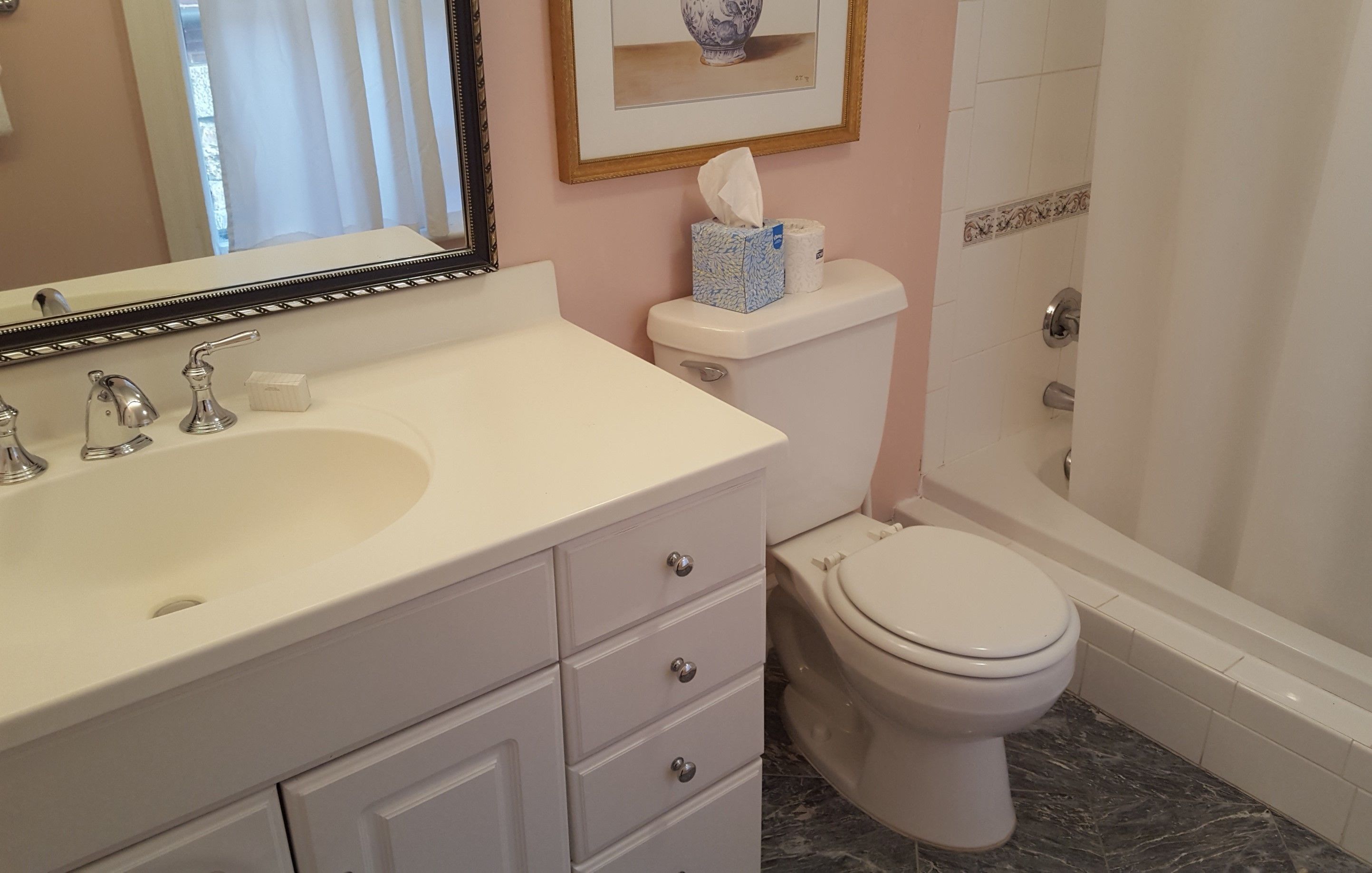 deluxe king room | bathroom | free toiletries, hair dryer, towels, shampoo