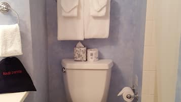 Cleveland Queen | Bathroom | Free toiletries, hair dryer, towels, shampoo