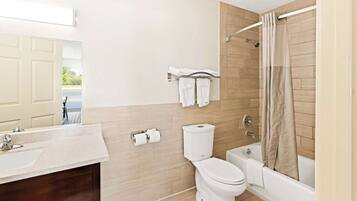 Combined shower/bathtub, free toiletries, hair dryer, towels