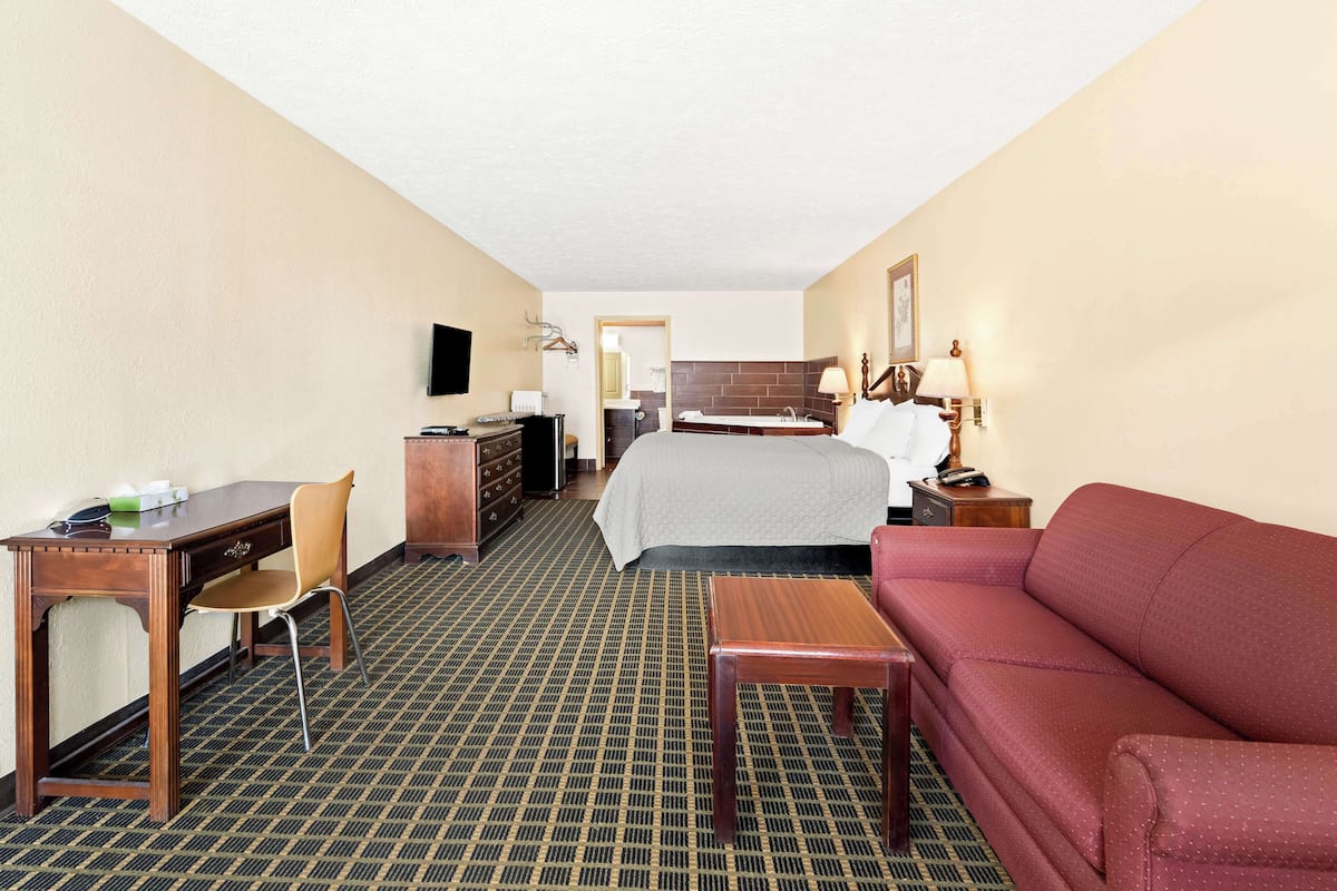 Room, 1 King Bed | Blackout drapes, iron/ironing board, WiFi (free), bed sheets