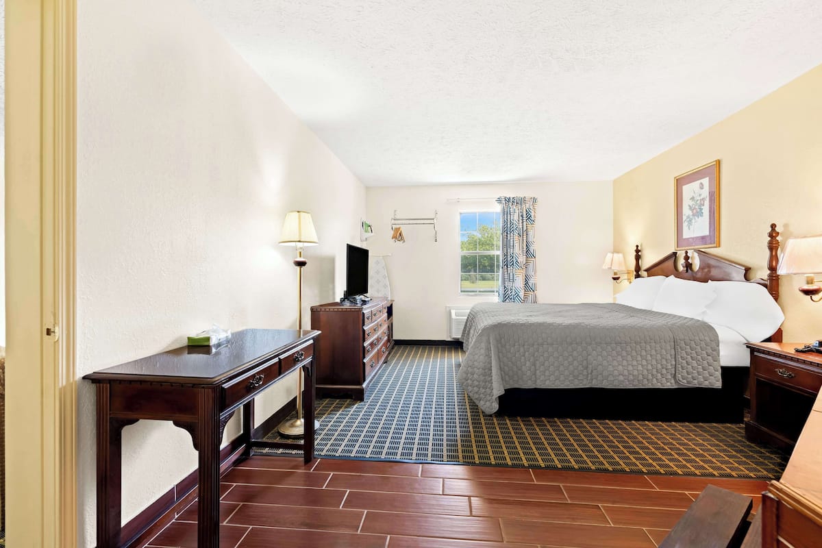 Suite, 1 King Bed | Blackout drapes, iron/ironing board, WiFi (free), bed sheets