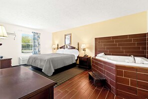 Suite, 1 kingsize-seng | Blendingsgardiner, strykejern/-brett, wi-fi (inkludert) og sengetøy