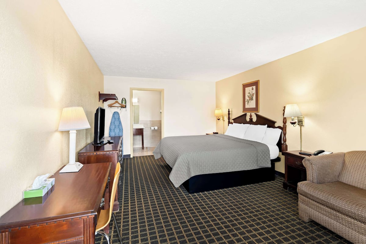 Room, 1 King Bed | Blackout drapes, iron/ironing board, WiFi (free), bed sheets