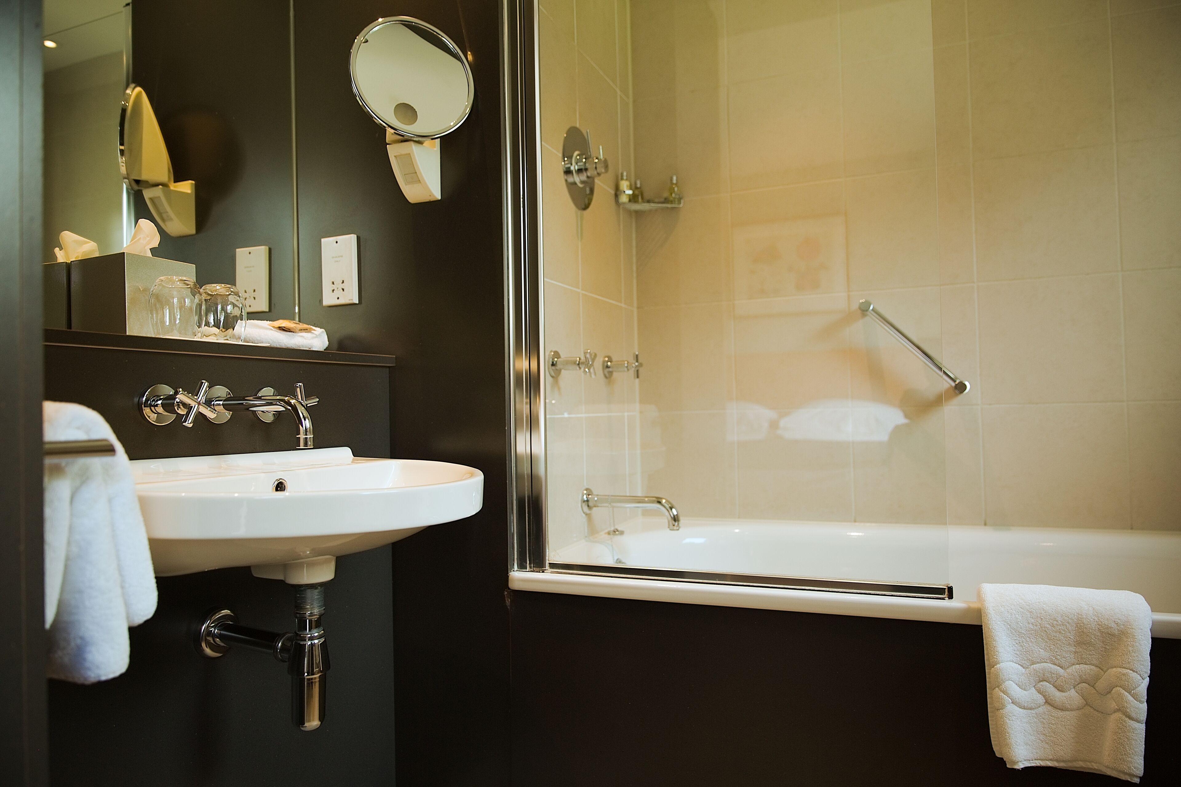 Tina con regadera, amenidades de baño gratuitas, secadora de cabello 