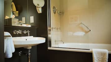 Tina con regadera, amenidades de baño gratuitas, secadora de cabello
