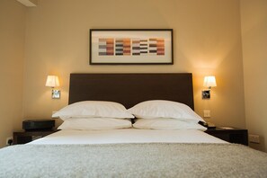 Hochwertige Bettwaren, Minibar, Zimmersafe, Schreibtisch