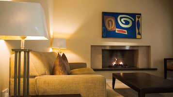 32-inch Smart TV with satellite channels, TV