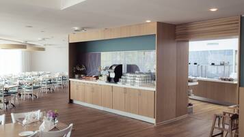 Free daily buffet breakfast