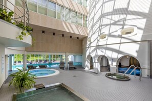 2 piscines intérieures