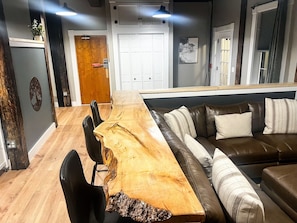 Studio-suite - ikke-ryger - udsigt til flod | Opholdsområde | 40-tommers LCD-tv med kabelkanaler, tv, Hulu